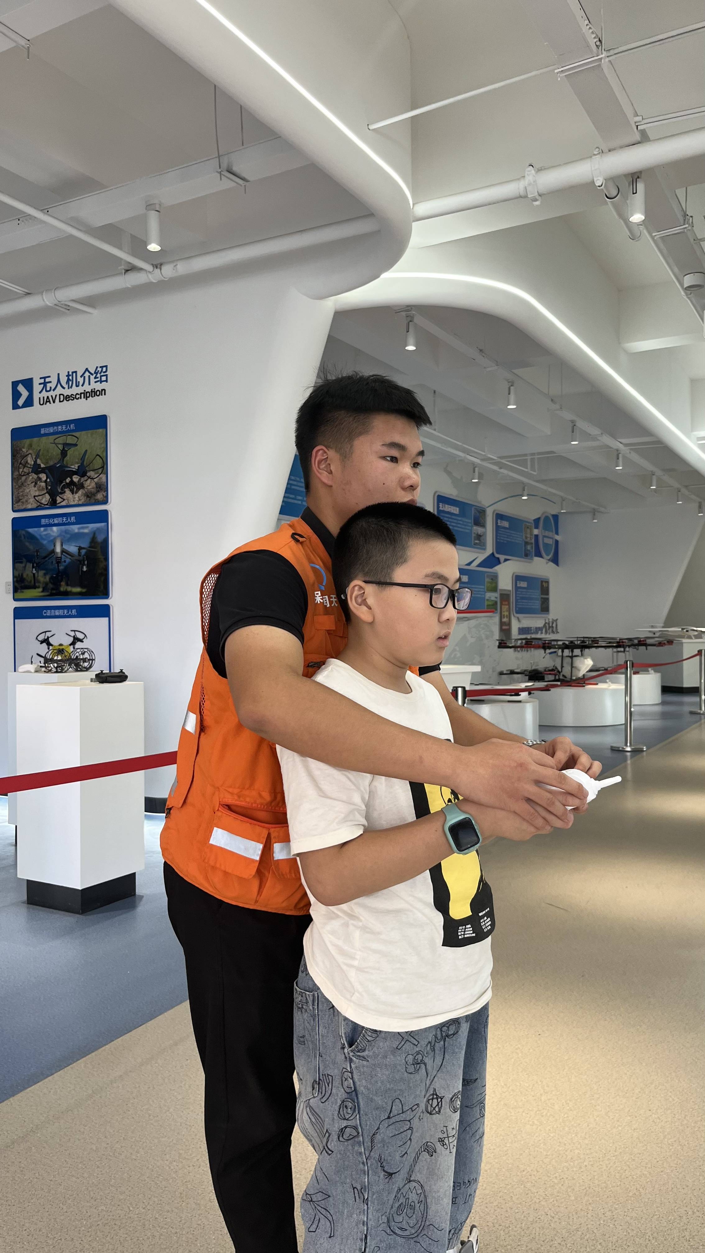 青少年无人机培训就到新疆保华润天航空学校！