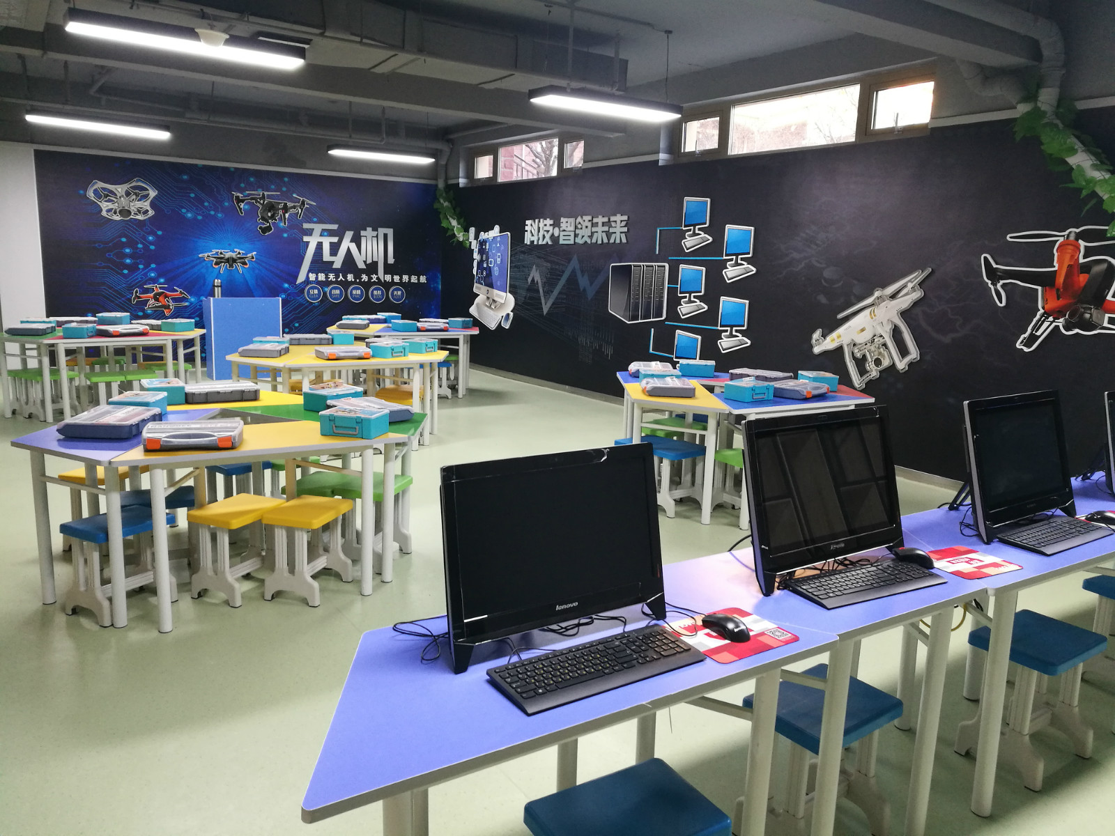 未来飞行员的摇篮:喀什少儿无人机培训引领新潮流!