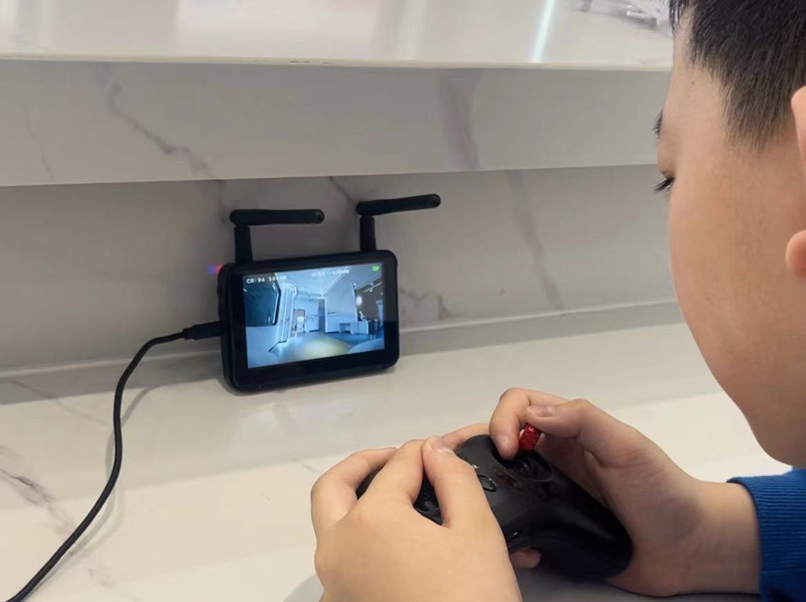 未来飞行员的摇篮:喀什少儿无人机培训引领新潮流!