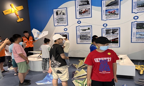 【新疆青少年无人机培训】探索空中梦想:孩子学无人机的无限可能