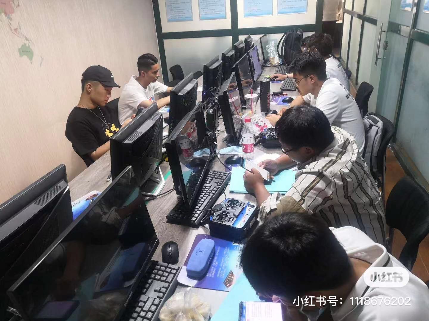 【新疆保华润天青少年无人机培训】孩子投身无人机领域,家长必知的利弊分析