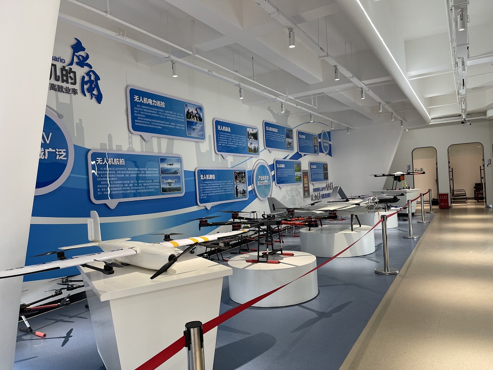 [新疆青少年无人机培训]无人机执照全解析：小型与中型，你该如何选择？-保华润天航空