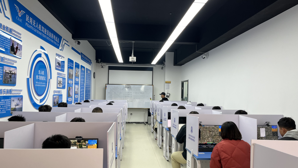 【新疆青少年无人机培训】无人机飞手执照:为何脱产学习是成功的关键?-保华润天航空