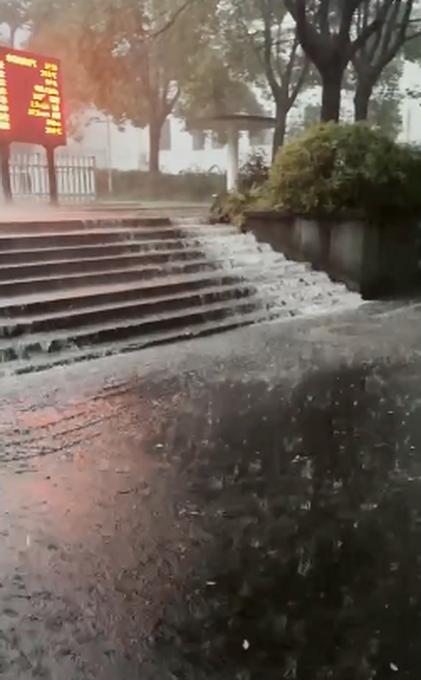 香港澳门研究生资料网站和长沙暴雨楼梯变瀑布与长沙暴雨视频